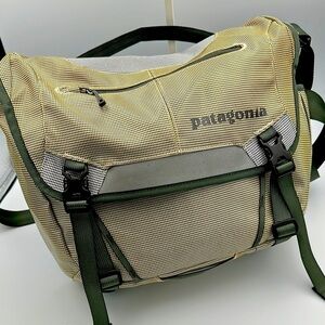 Vintage Patagonia Black Hole Messenger Laptop Bag Cross Body Green Reflective